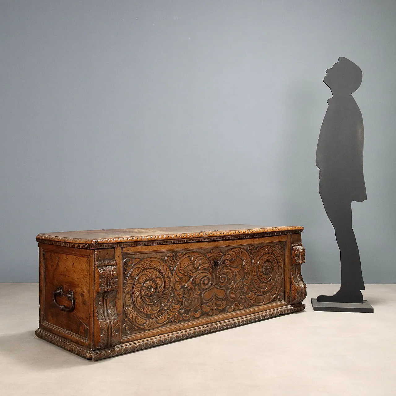 Cassapanca in noce, primo '700 3