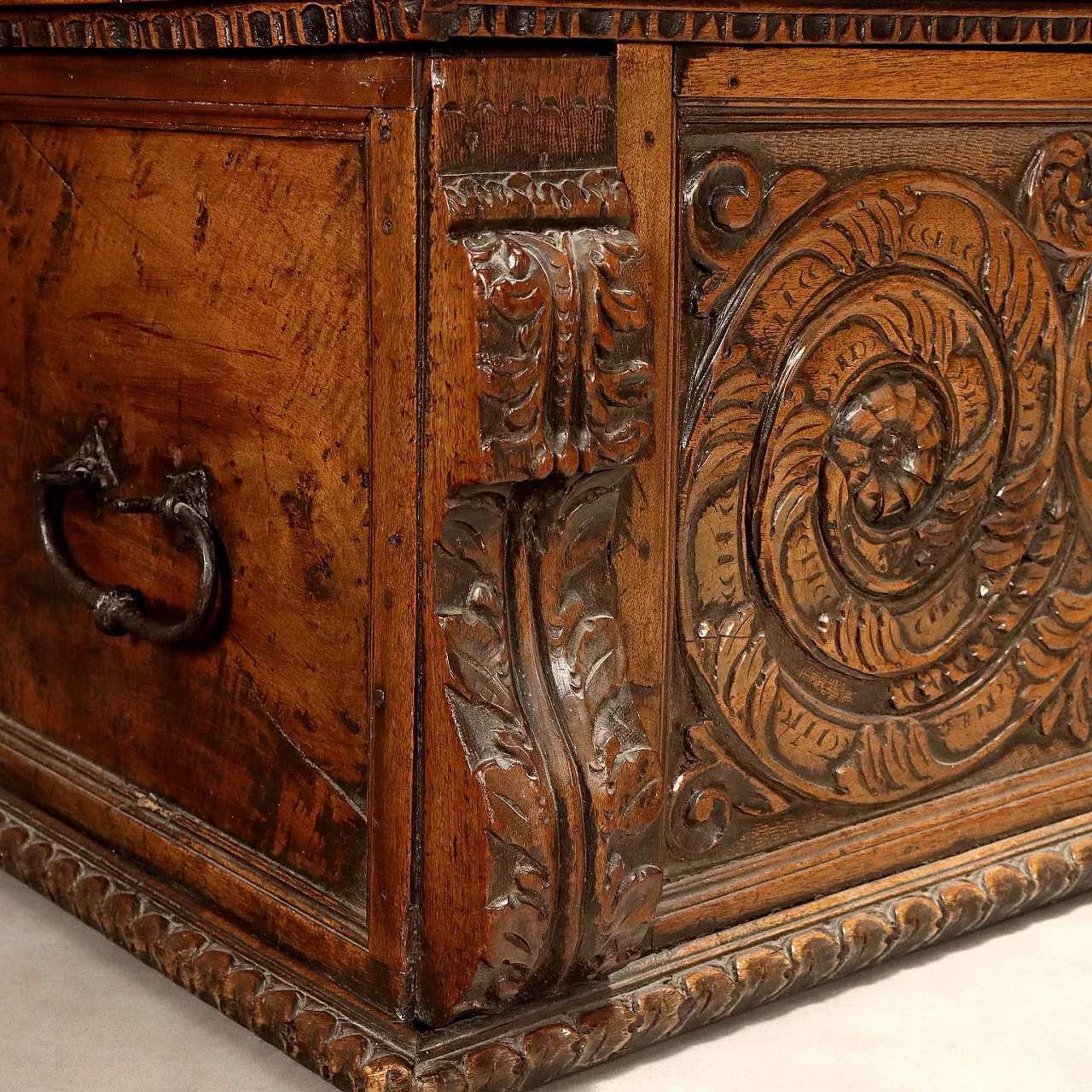 Cassapanca in noce, primo '700 5