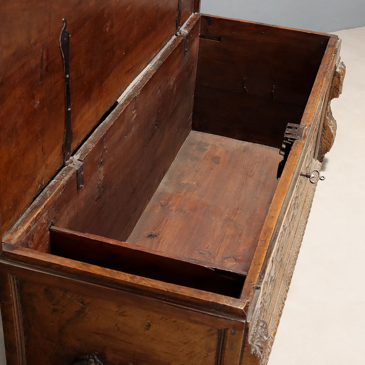 Cassapanca in noce, primo '700 9