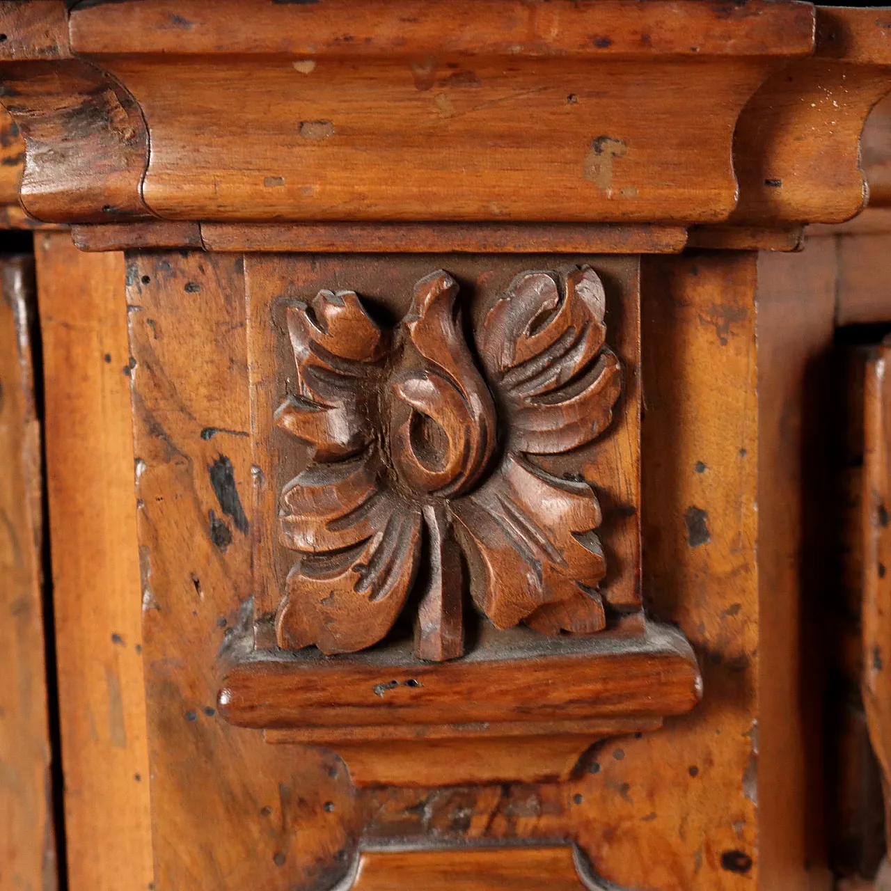 Credenza barocca in noce con schienale a cinque cassetti, '600 4