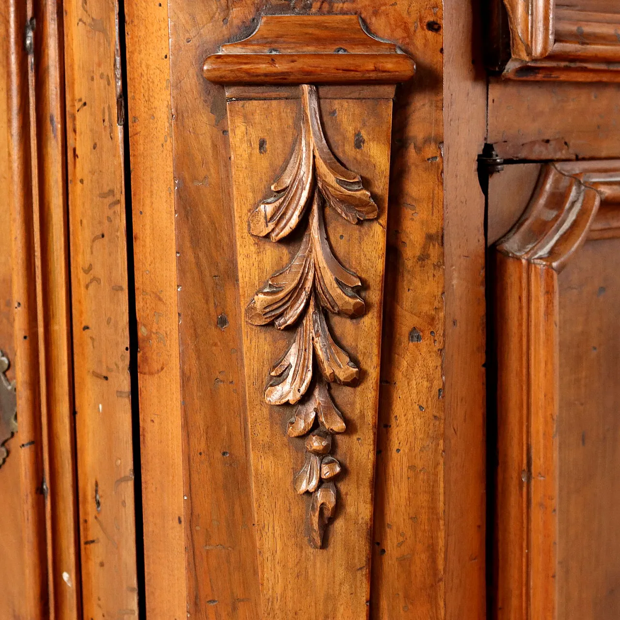 Credenza barocca in noce con schienale a cinque cassetti, '600 5