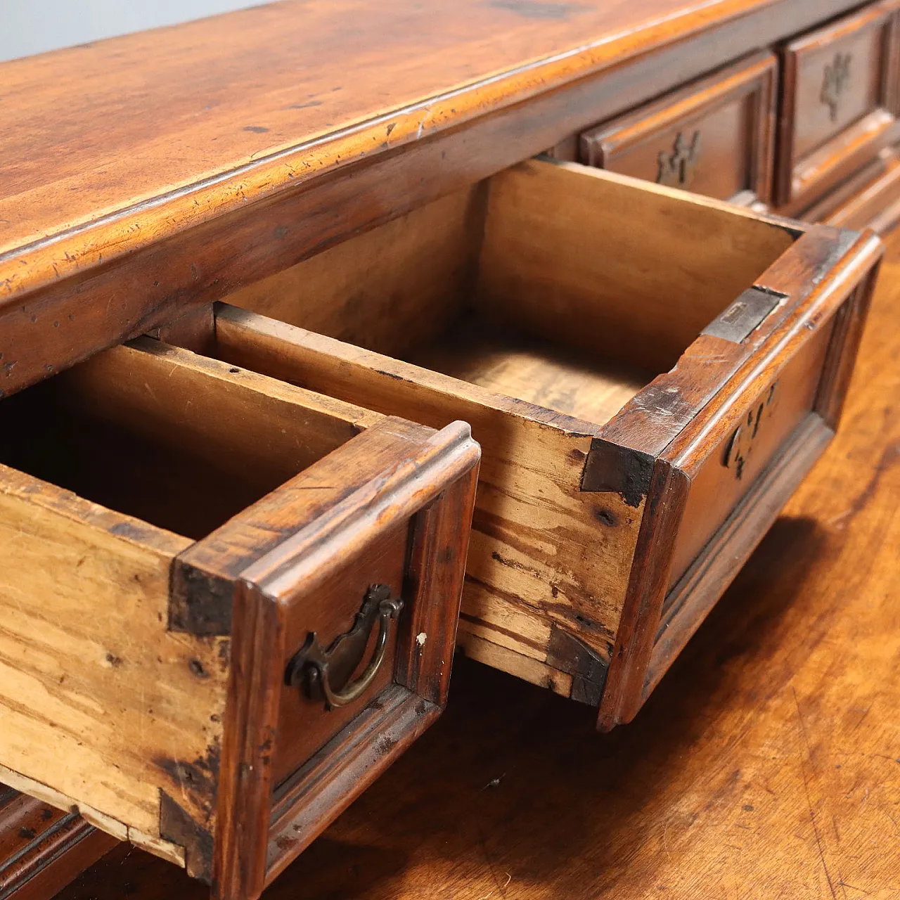 Credenza barocca in noce con schienale a cinque cassetti, '600 6