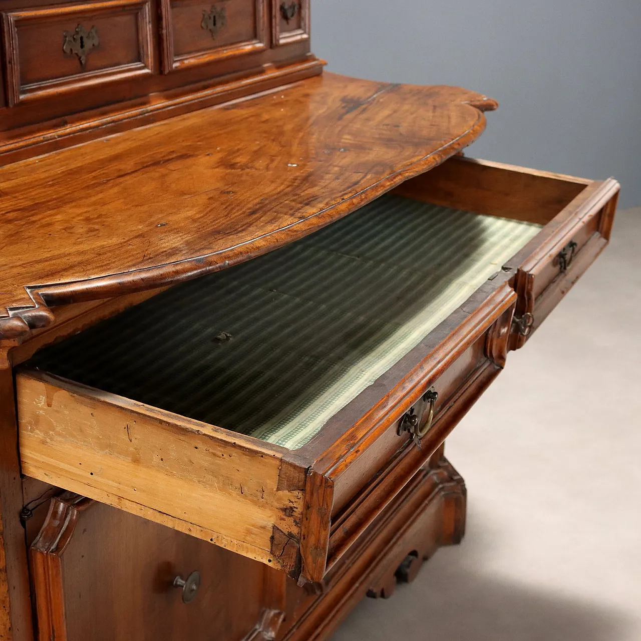 Credenza barocca in noce con schienale a cinque cassetti, '600 9