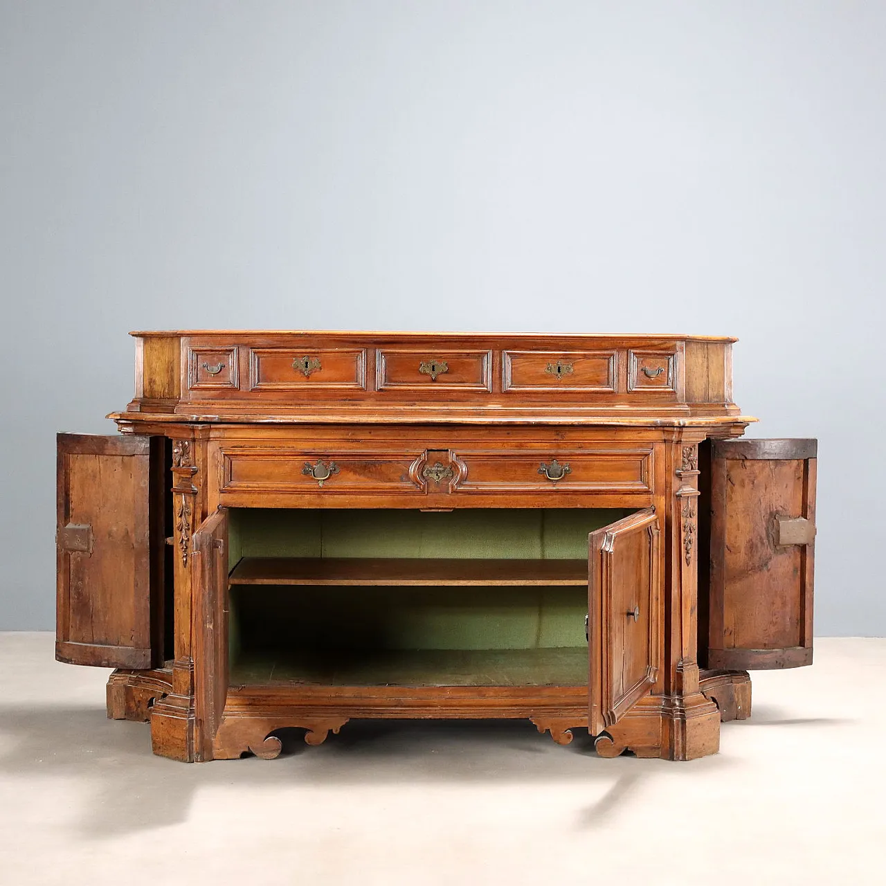 Credenza barocca in noce con schienale a cinque cassetti, '600 10