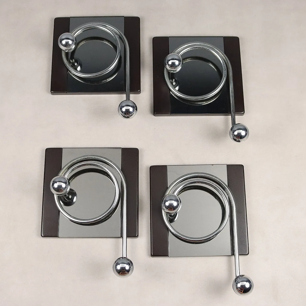 4 Appendiabiti in plastica e metallo cromato, '900 1