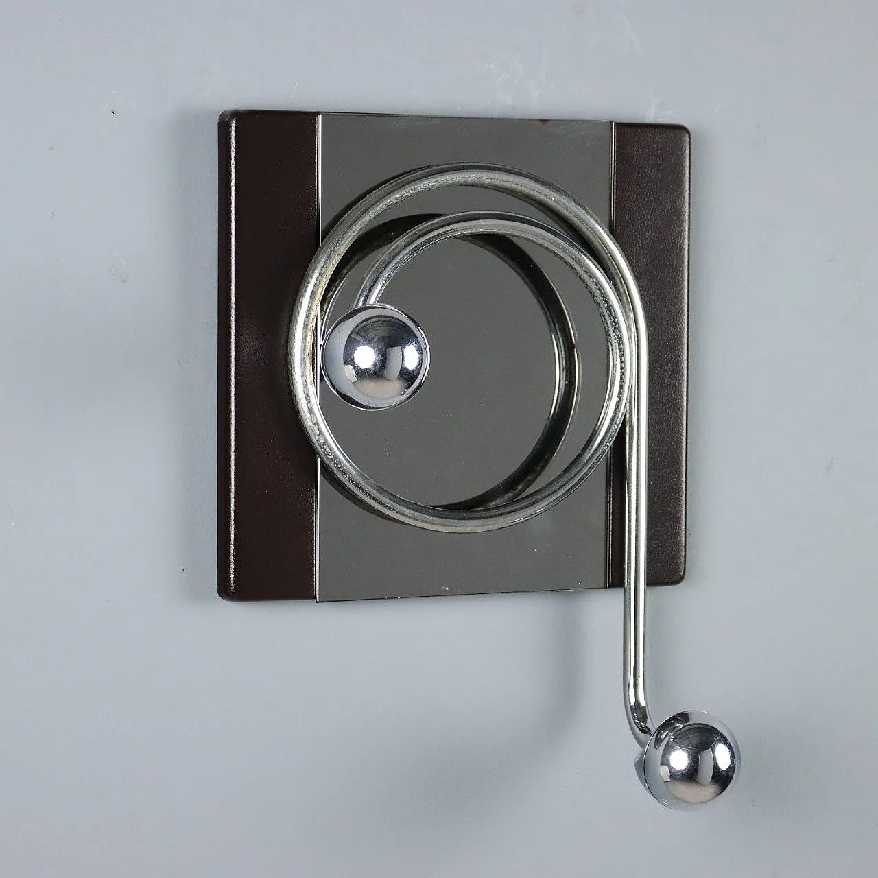 4 Appendiabiti in plastica e metallo cromato, '900 3