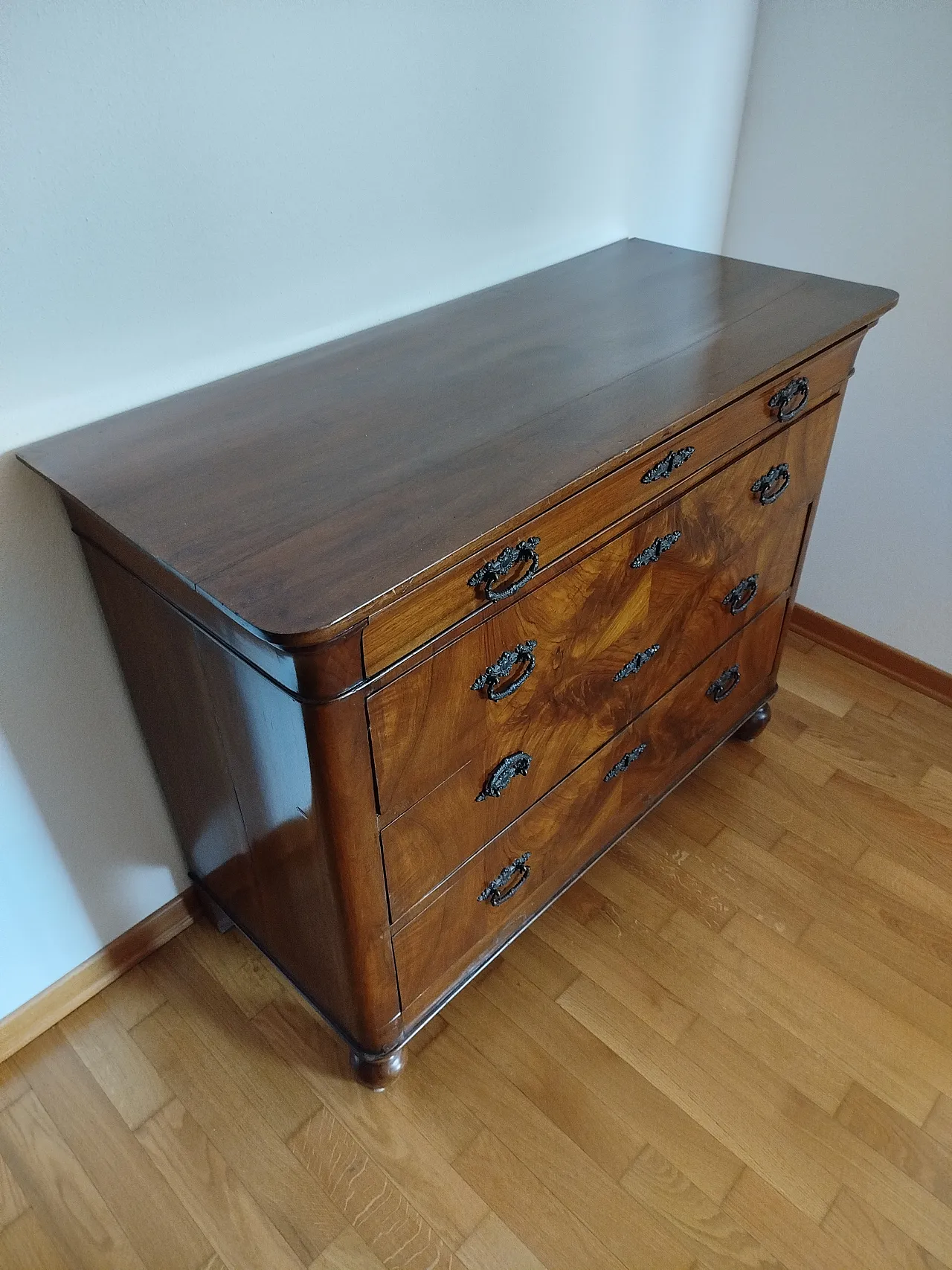 Solid walnut chest of drawers, mid-19th century 1