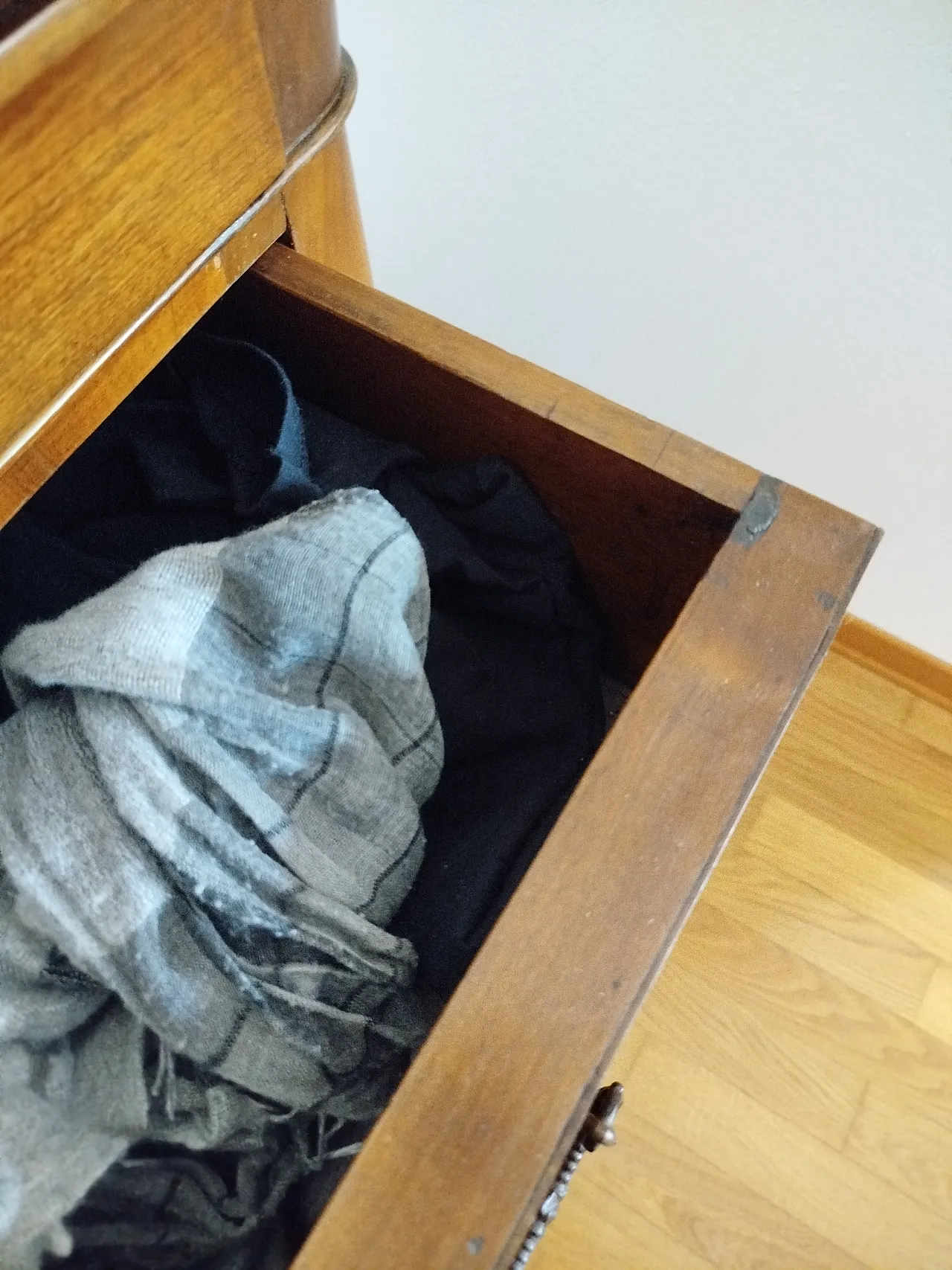 Solid walnut chest of drawers, mid-19th century 5