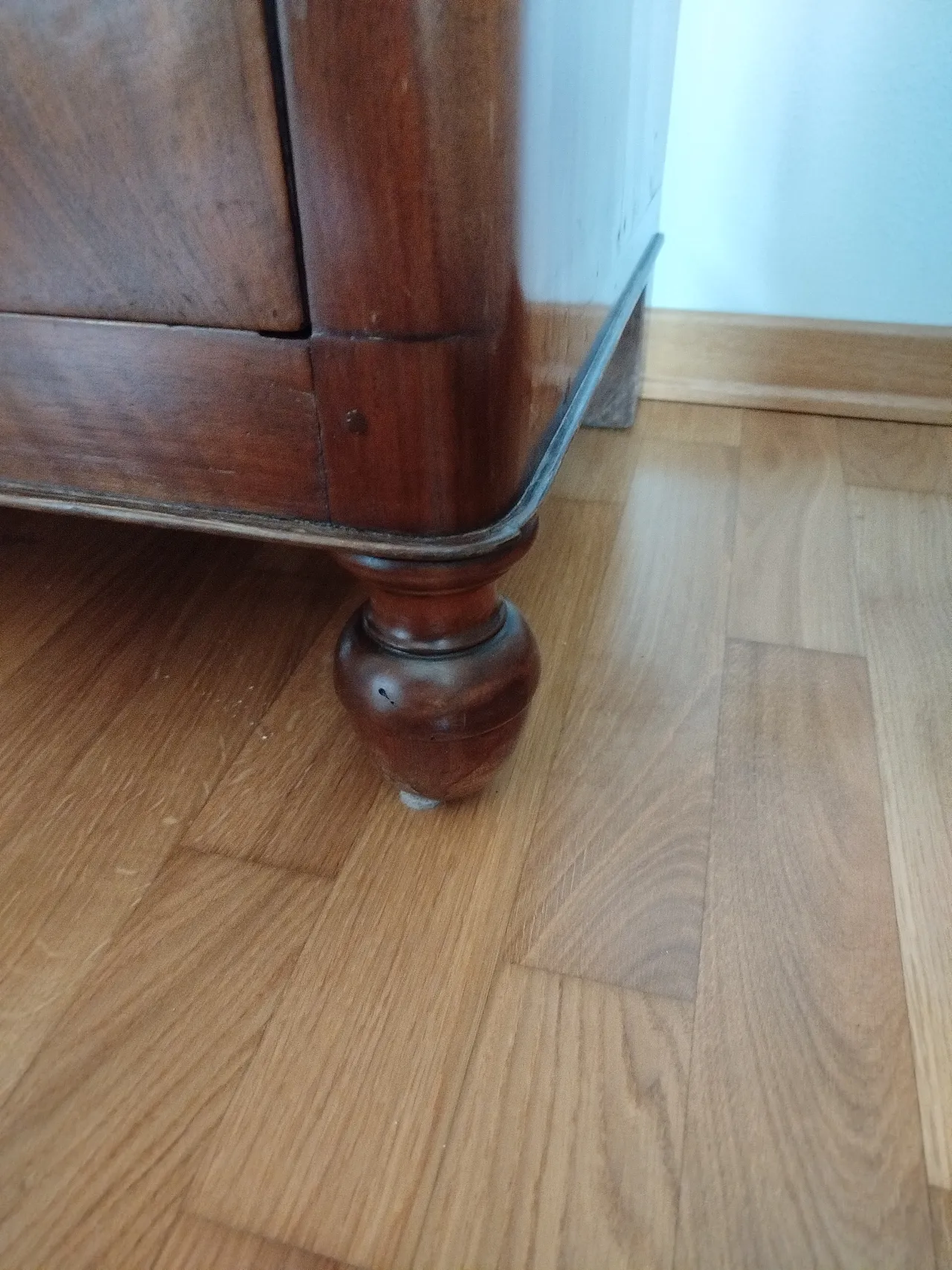 Solid walnut chest of drawers, mid-19th century 6