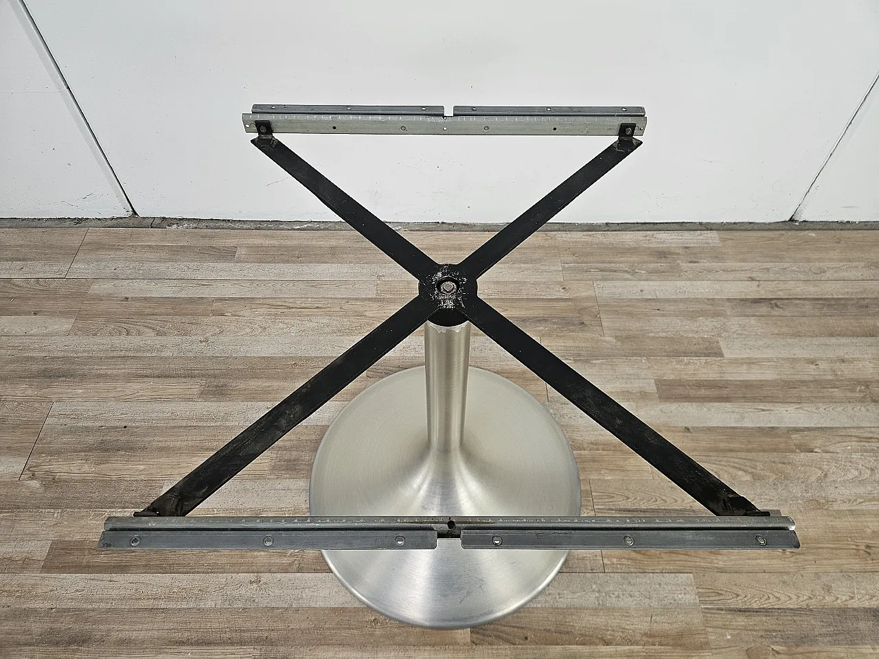 Extendable table in chromed metal, 70s 10