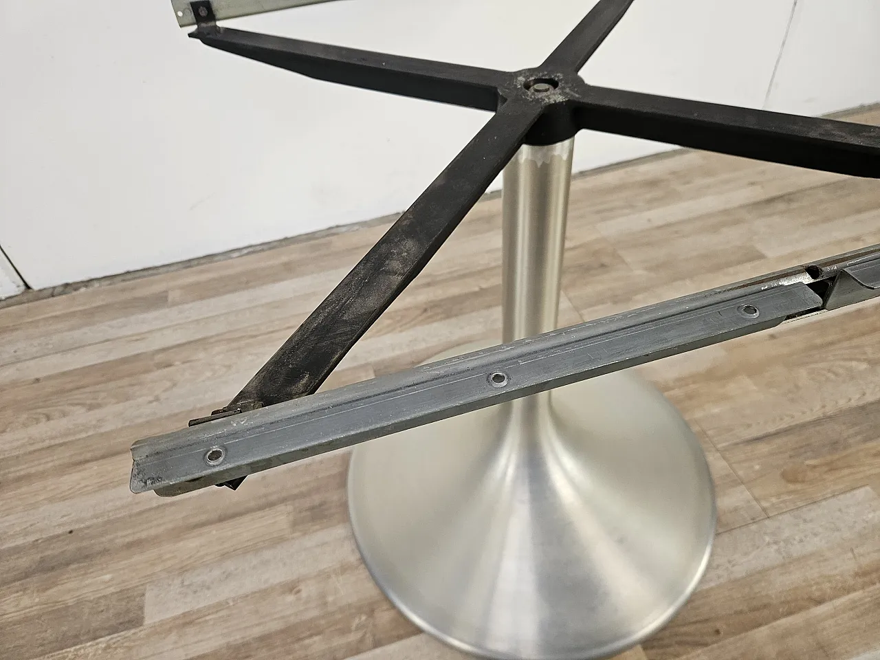 Extendable table in chromed metal, 70s 11