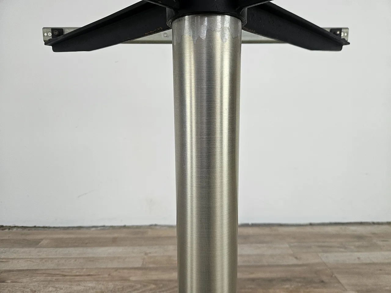 Extendable table in chromed metal, 70s 12