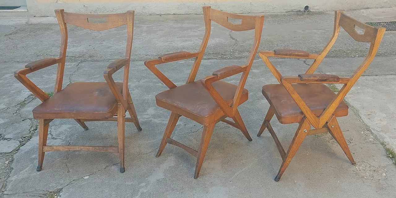 3 Poltroncine in rovere con braccioli e schienale mossi, anni '50 3