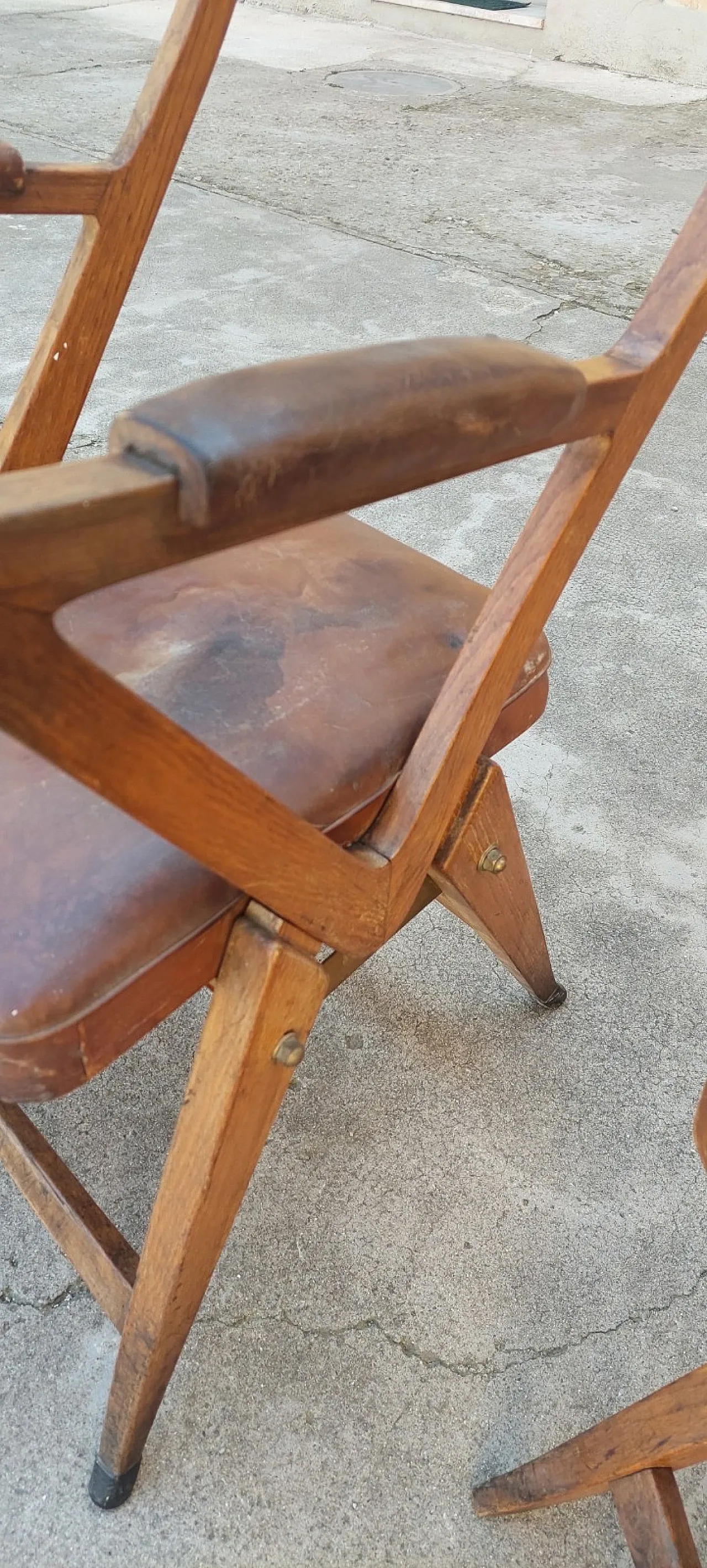 3 Poltroncine in rovere con braccioli e schienale mossi, anni '50 9