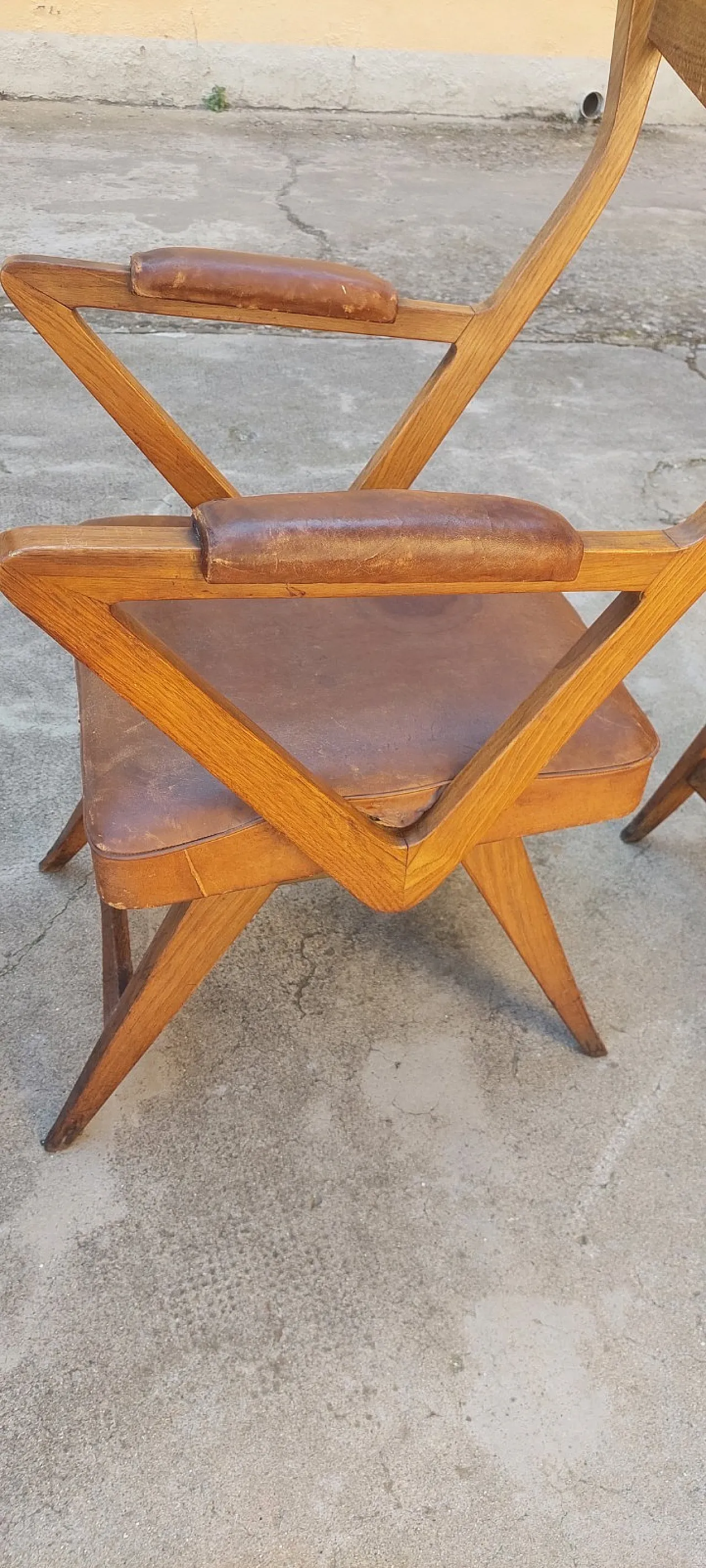 3 Poltroncine in rovere con braccioli e schienale mossi, anni '50 10