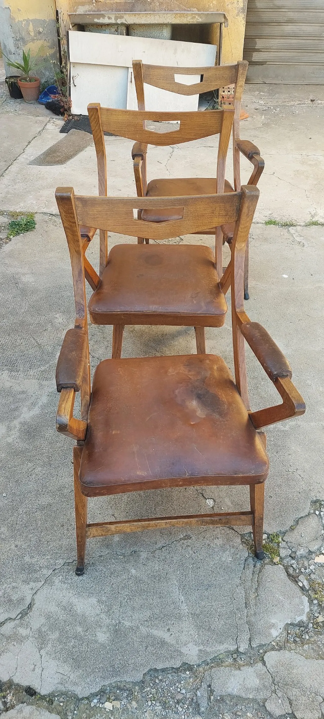 3 Poltroncine in rovere con braccioli e schienale mossi, anni '50 11