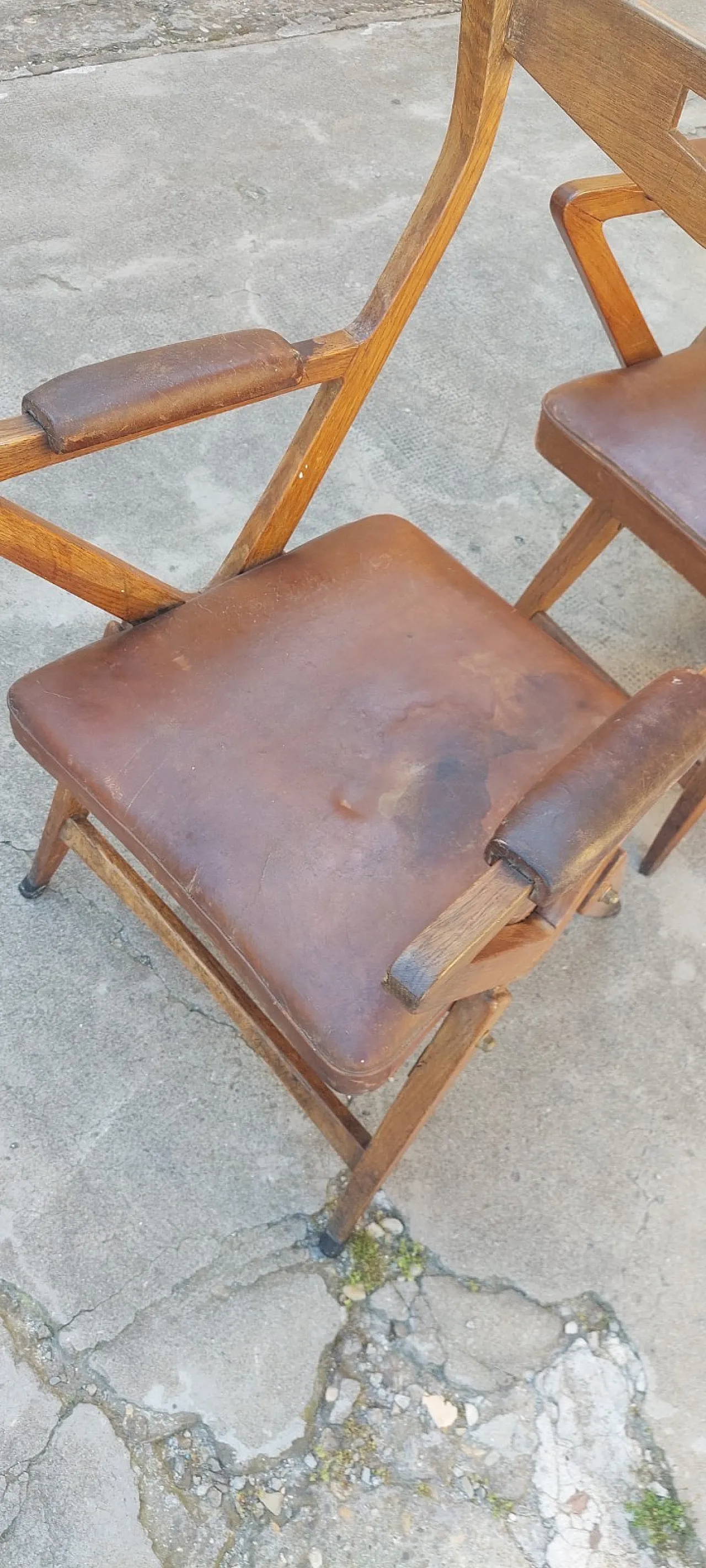 3 Poltroncine in rovere con braccioli e schienale mossi, anni '50 14