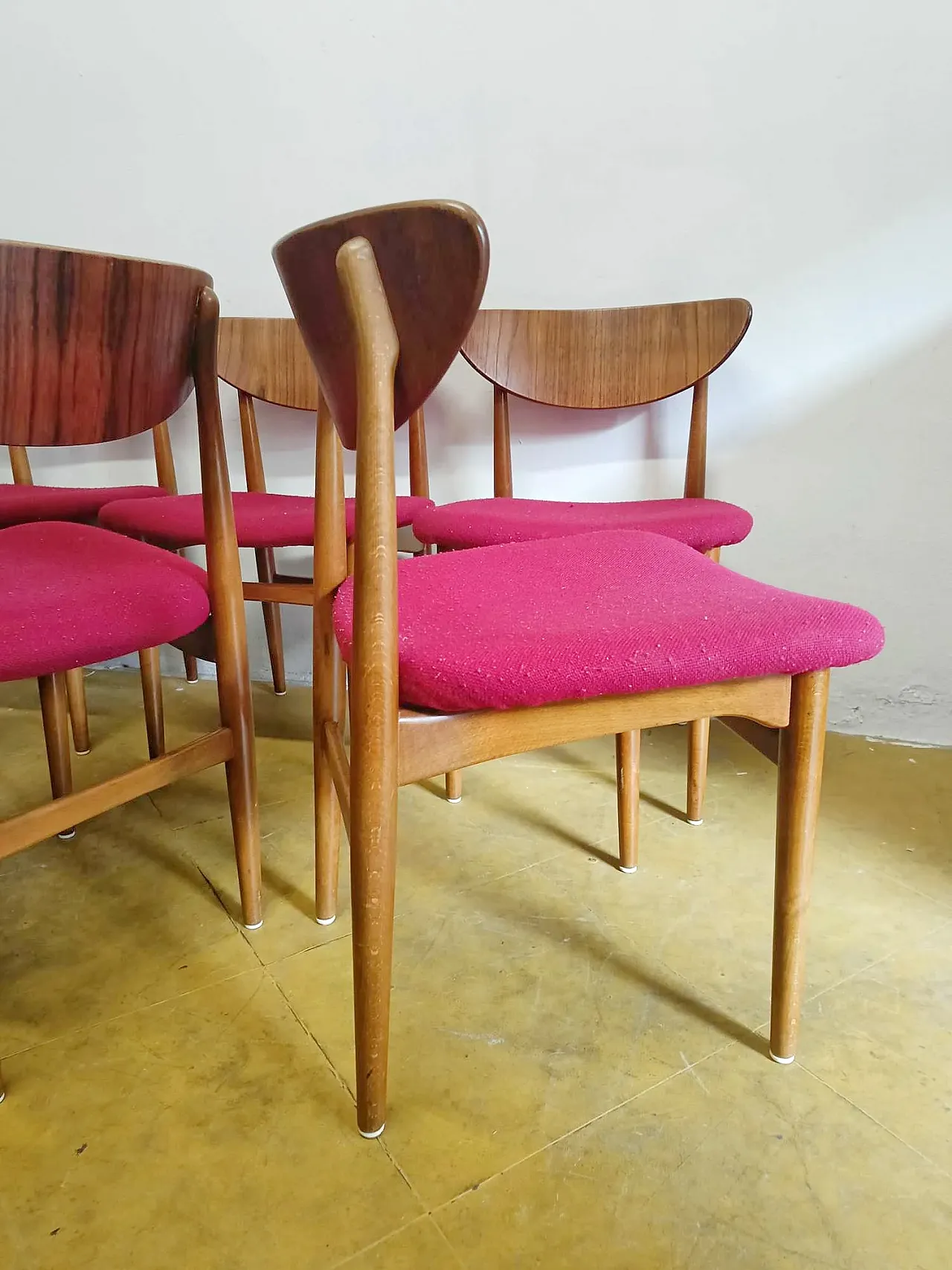 6 fuchsia chairs, Denmark, 1950s 7