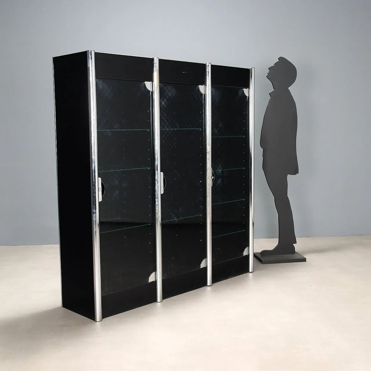 Credenza in legno laccato, metallo cromato e vetro fumé, '900 2