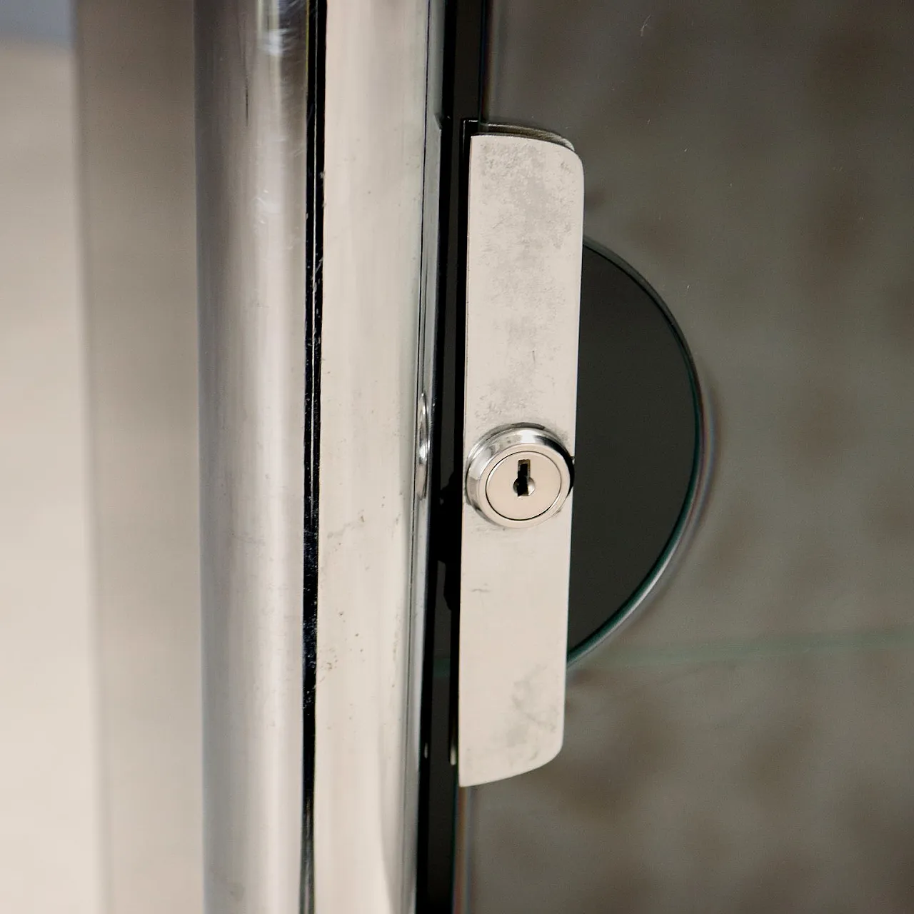 Credenza in legno laccato, metallo cromato e vetro fumé, '900 6