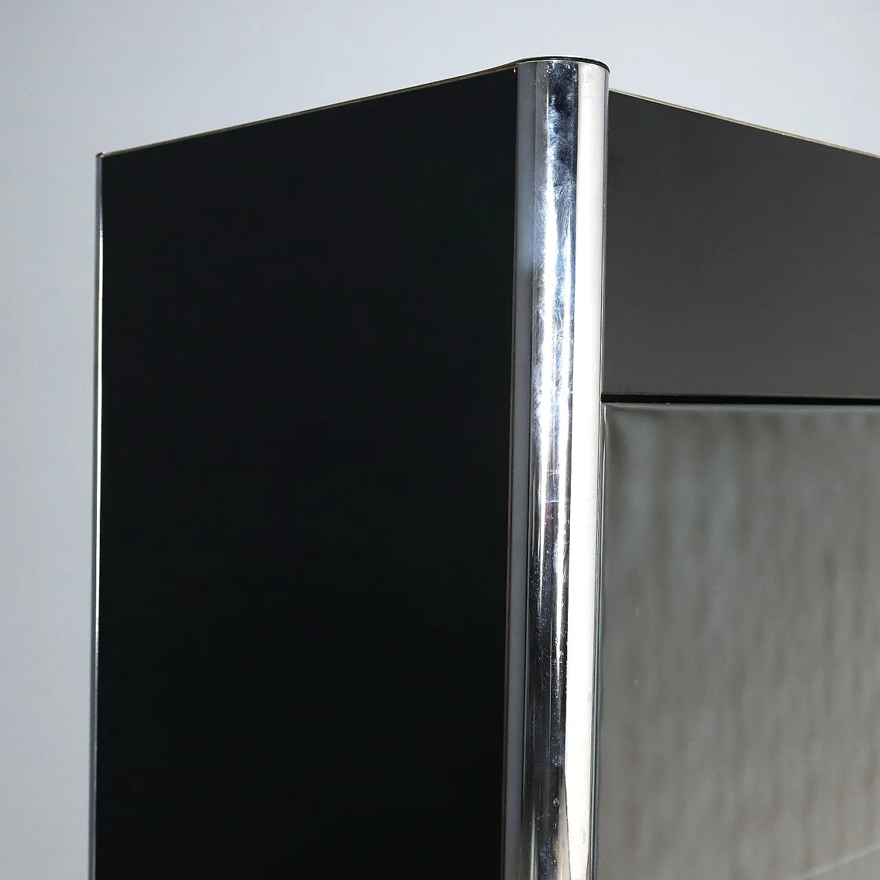 Credenza in legno laccato, metallo cromato e vetro fumé, '900 7