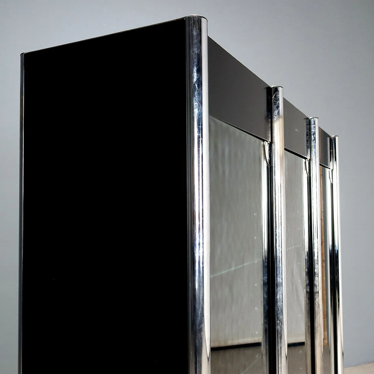 Credenza in legno laccato, metallo cromato e vetro fumé, '900 8