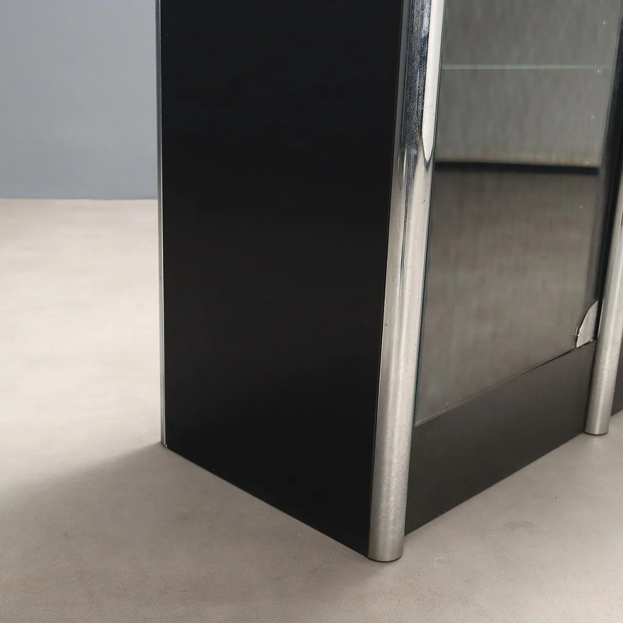 Credenza in legno laccato, metallo cromato e vetro fumé, '900 9