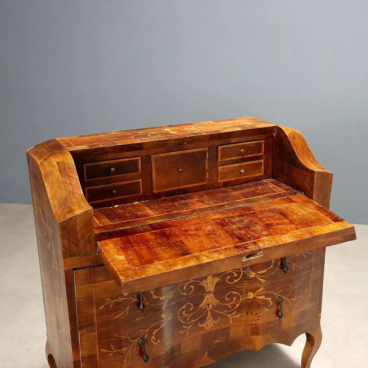 Walnut drop chest with maple fillets and inlays, 20th century 4