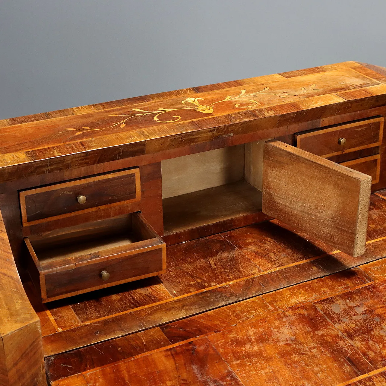 Walnut drop chest with maple fillets and inlays, 20th century 5