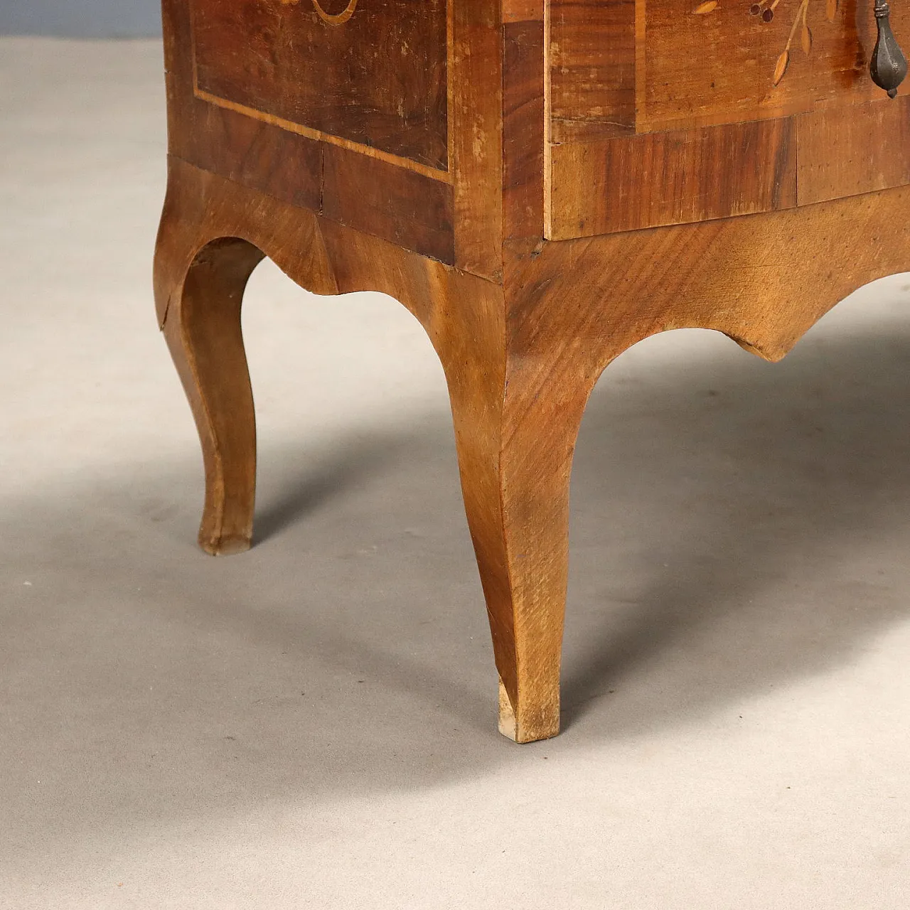 Walnut drop chest with maple fillets and inlays, 20th century 6