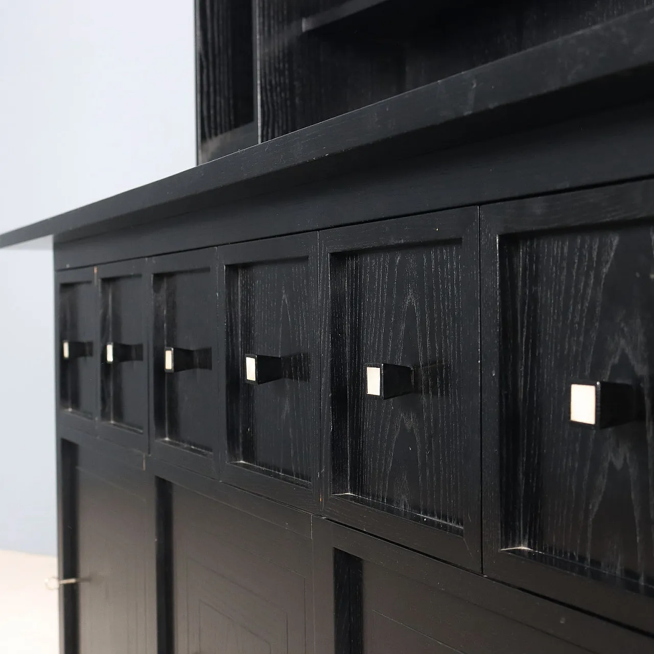 Credenza doppio corpo in frassino, vetro e madreperla, '900 5