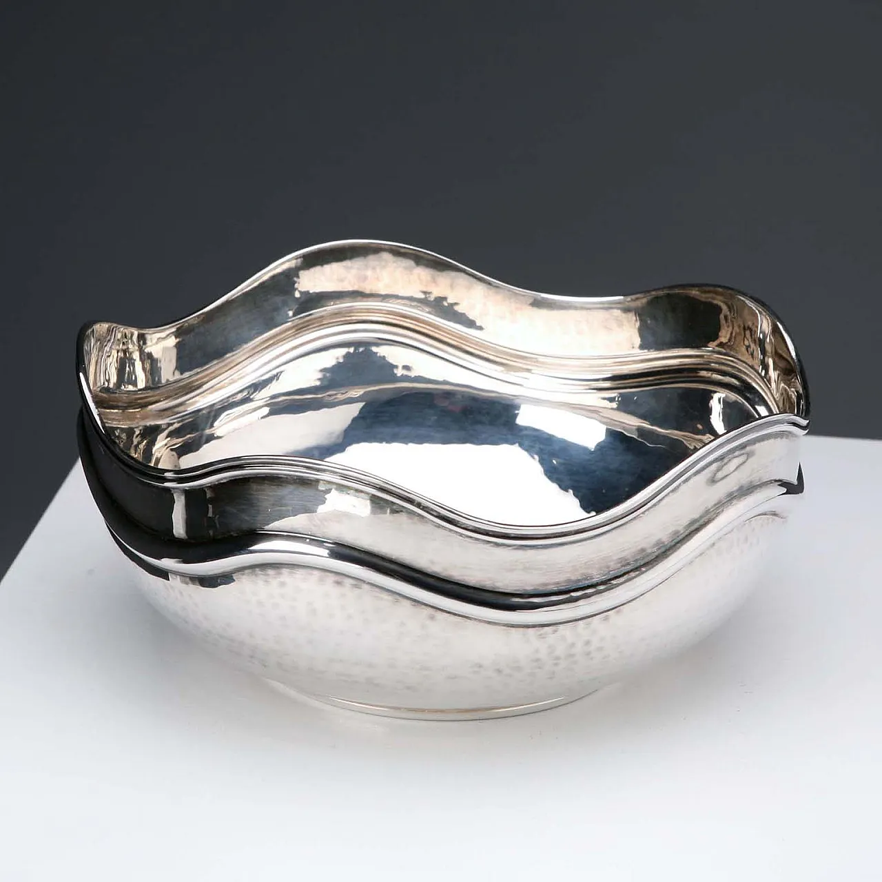 Ciotola in argento sbalzato a mano con bordo ondulato, '900 1