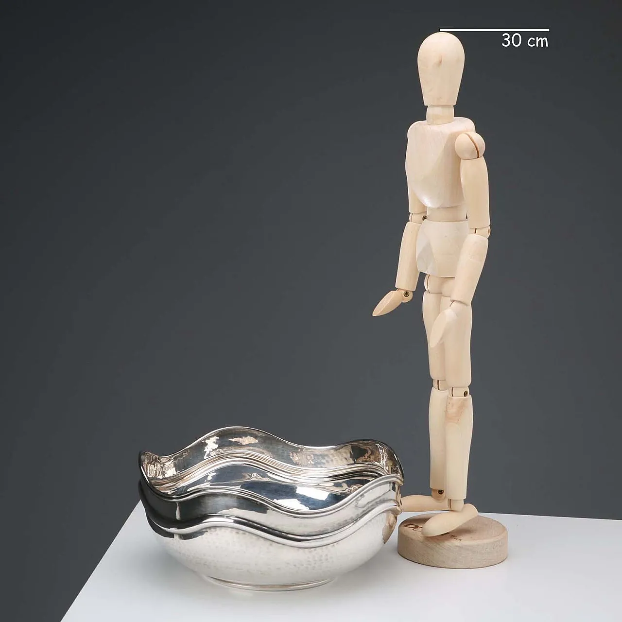 Ciotola in argento sbalzato a mano con bordo ondulato, '900 2