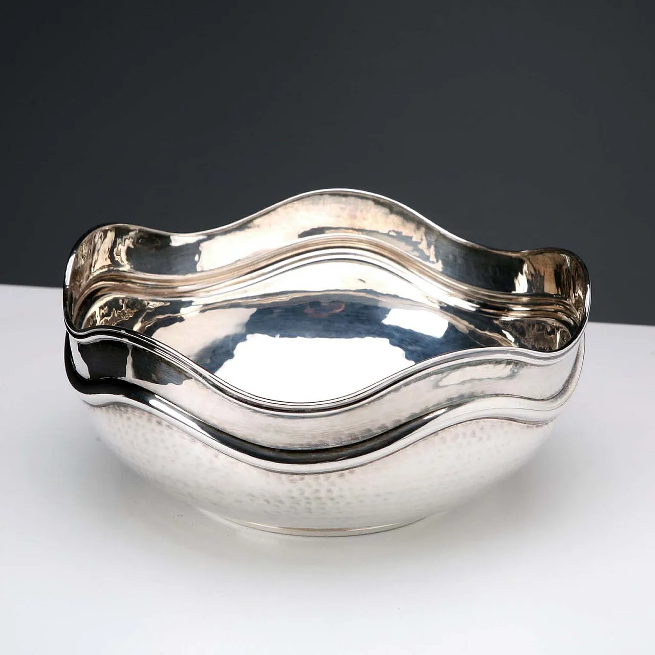 Ciotola in argento sbalzato a mano con bordo ondulato, '900 3