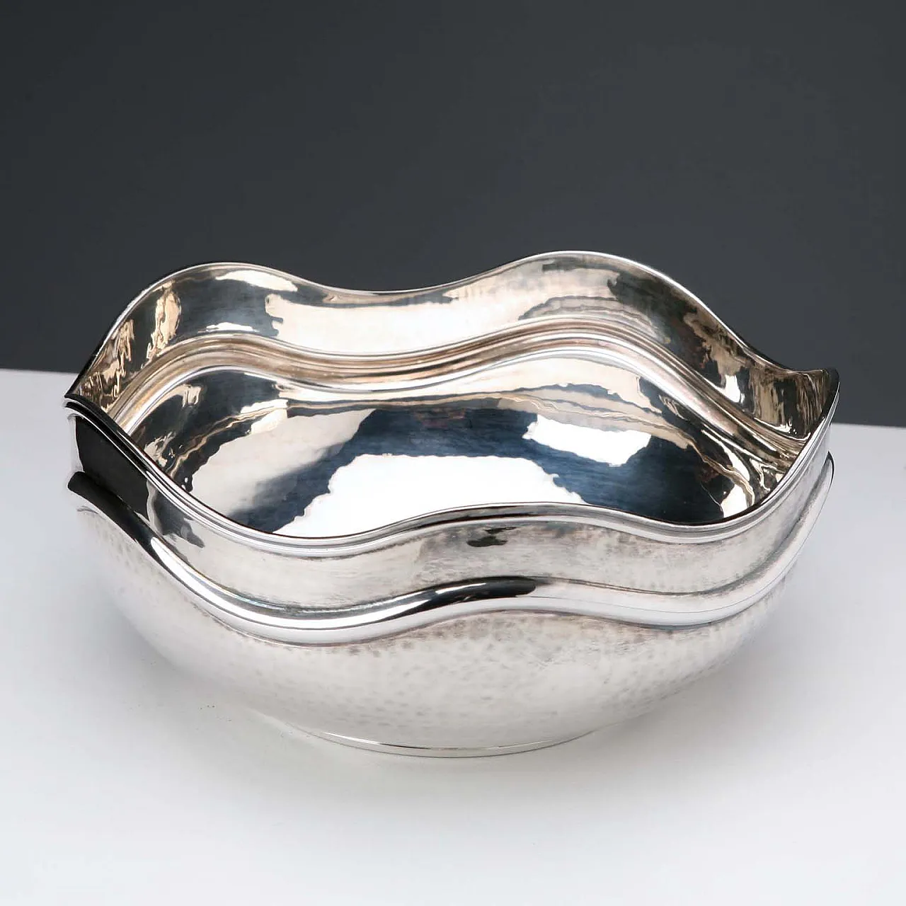 Ciotola in argento sbalzato a mano con bordo ondulato, '900 4