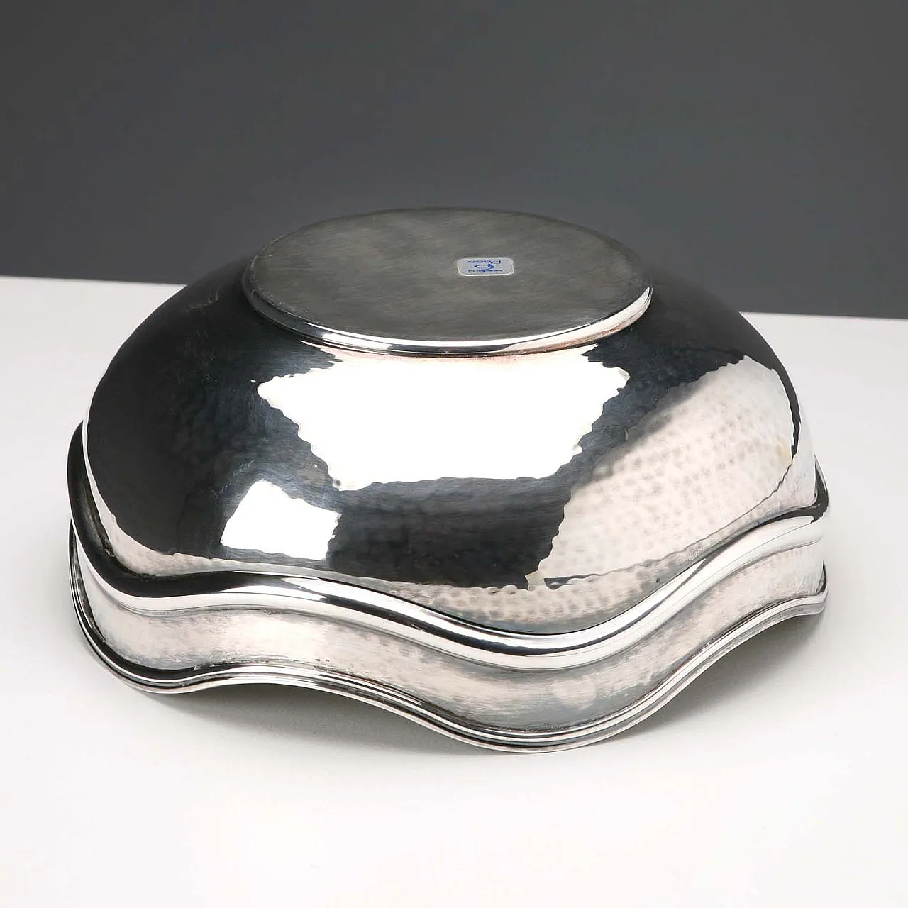 Ciotola in argento sbalzato a mano con bordo ondulato, '900 5