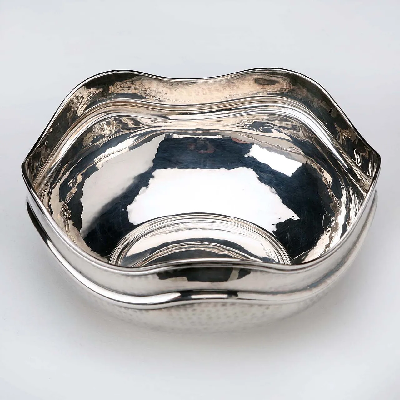 Ciotola in argento sbalzato a mano con bordo ondulato, '900 9