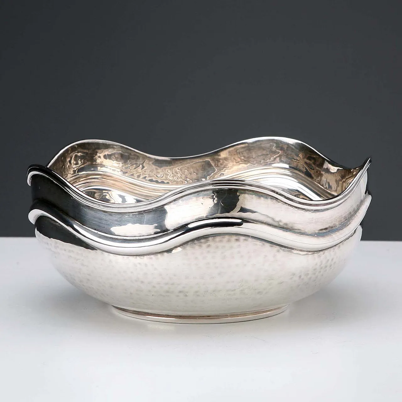 Ciotola in argento sbalzato a mano con bordo ondulato, '900 10