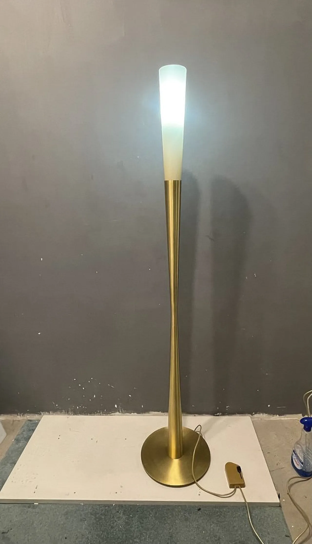 Flûte floor lamp in satin brass, 1980s 8