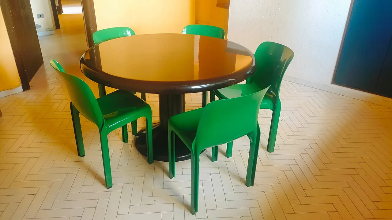 Tavolo e sedie di Vico Magistretti per Artemide, anni '70 1