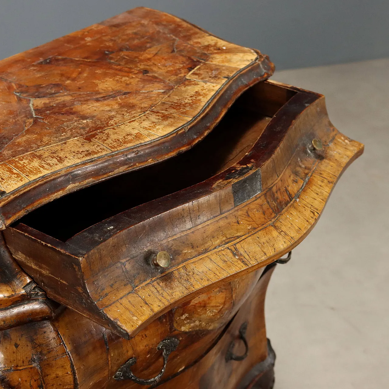 Cassettone in noce in stile tardo barocco, '900 4