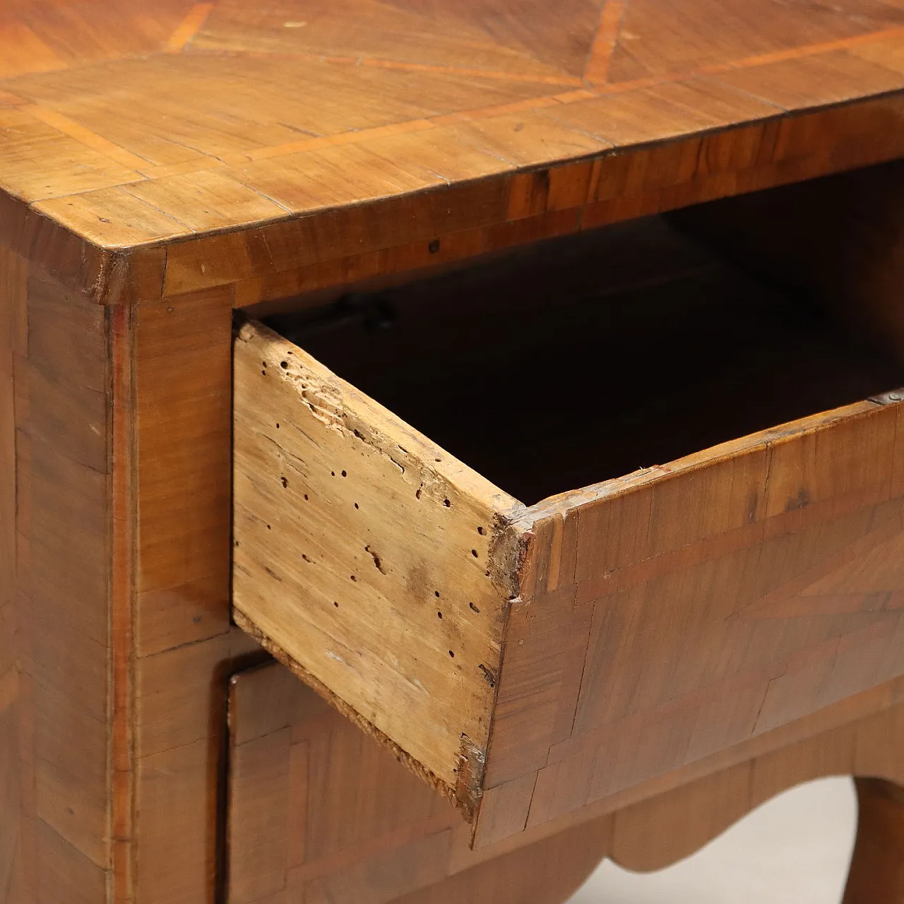 Comodino in noce tardo barocco, metà '700 4