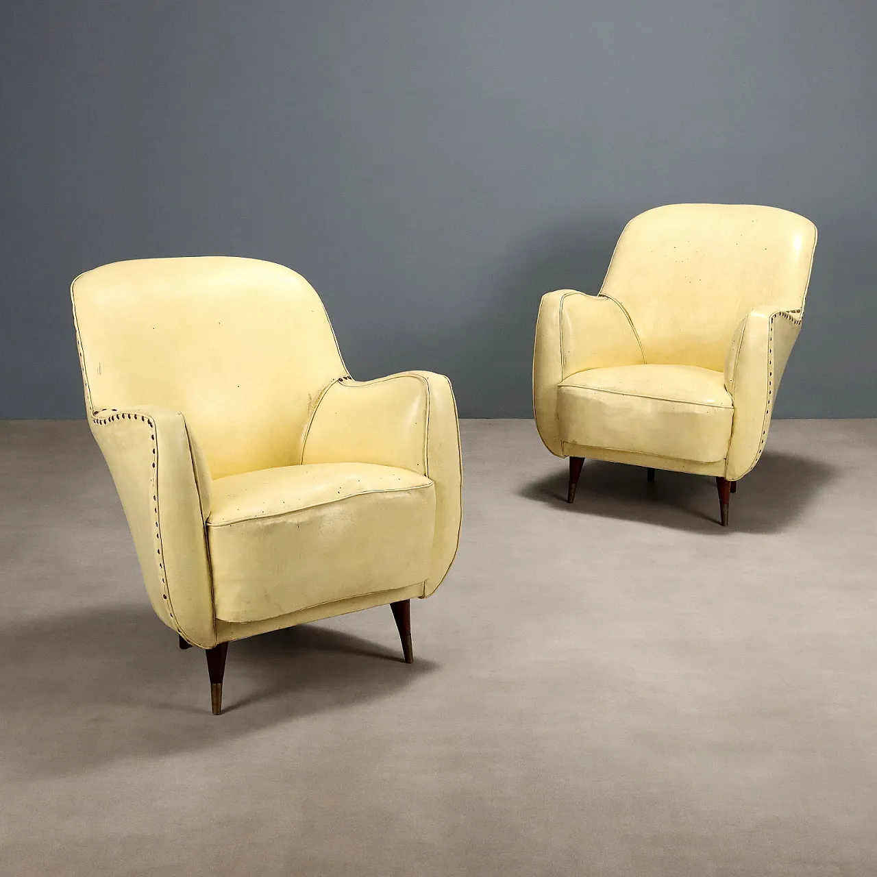 Coppia di poltrone in legno, vinile e ottone, '900 1