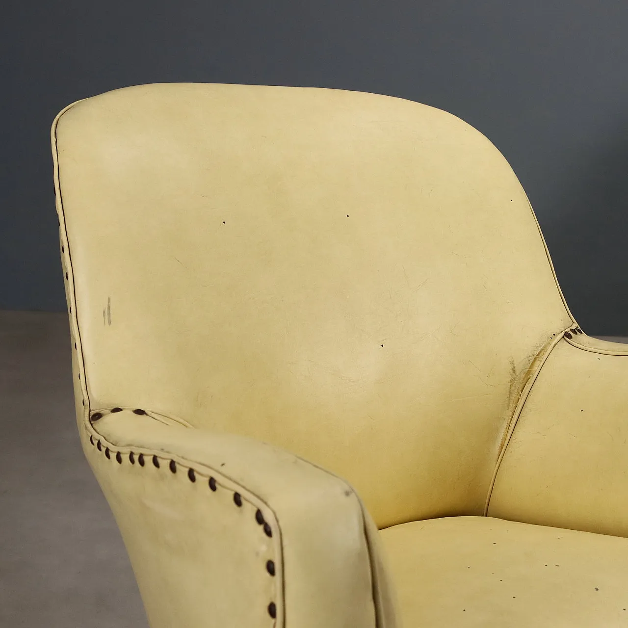 Coppia di poltrone in legno, vinile e ottone, '900 3