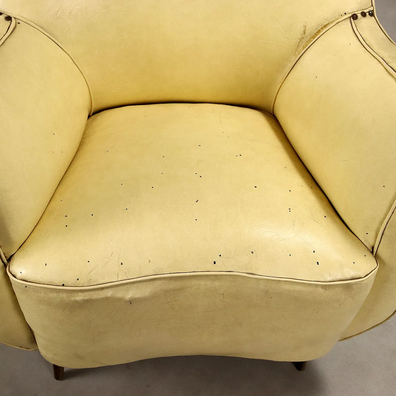 Coppia di poltrone in legno, vinile e ottone, '900 5