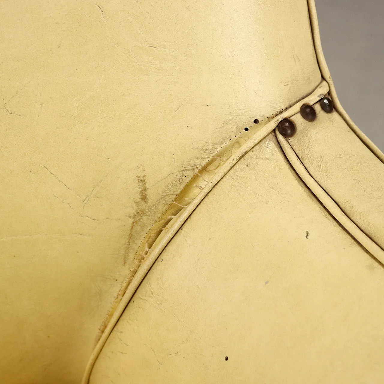 Coppia di poltrone in legno, vinile e ottone, '900 6