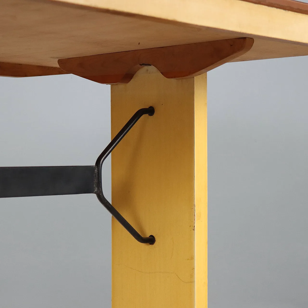 Tavolo da pranzo in laminato, metallo smaltato e ottone, '900 3