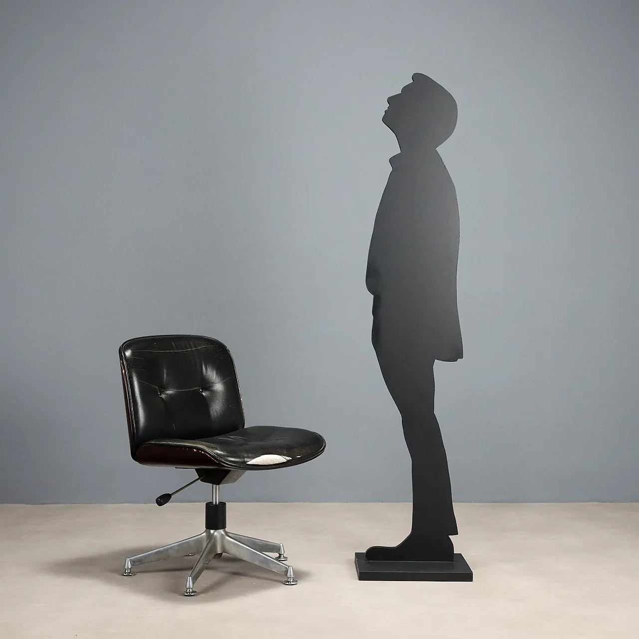 Poltrona con gambe in metallo, seduta in pelle e scocca in legno, '900 2