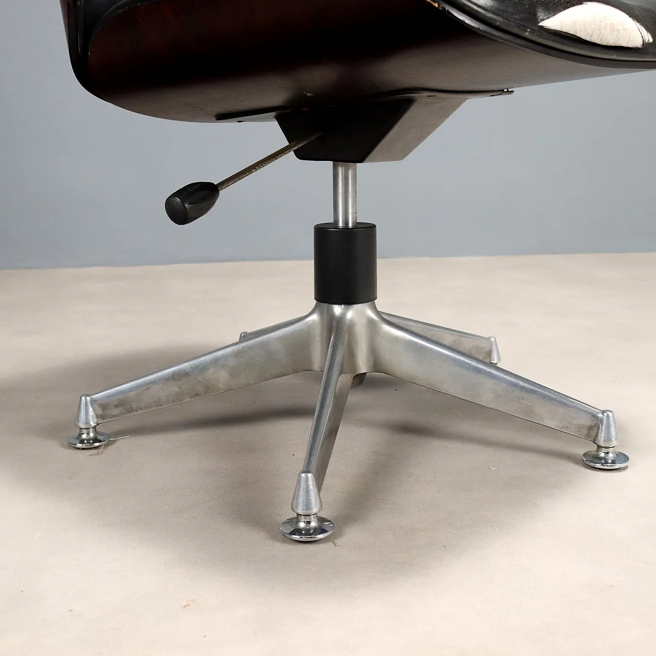 Poltrona con gambe in metallo, seduta in pelle e scocca in legno, '900 5