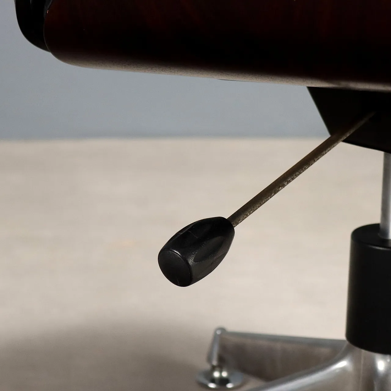 Poltrona con gambe in metallo, seduta in pelle e scocca in legno, '900 6